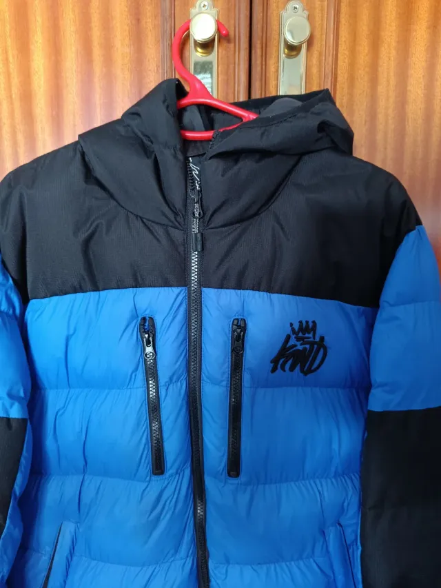 Chaqueta acolchada azul y negra