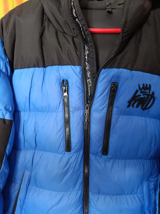 Chaqueta acolchada azul y negra