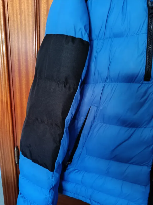 Chaqueta acolchada azul y negra
