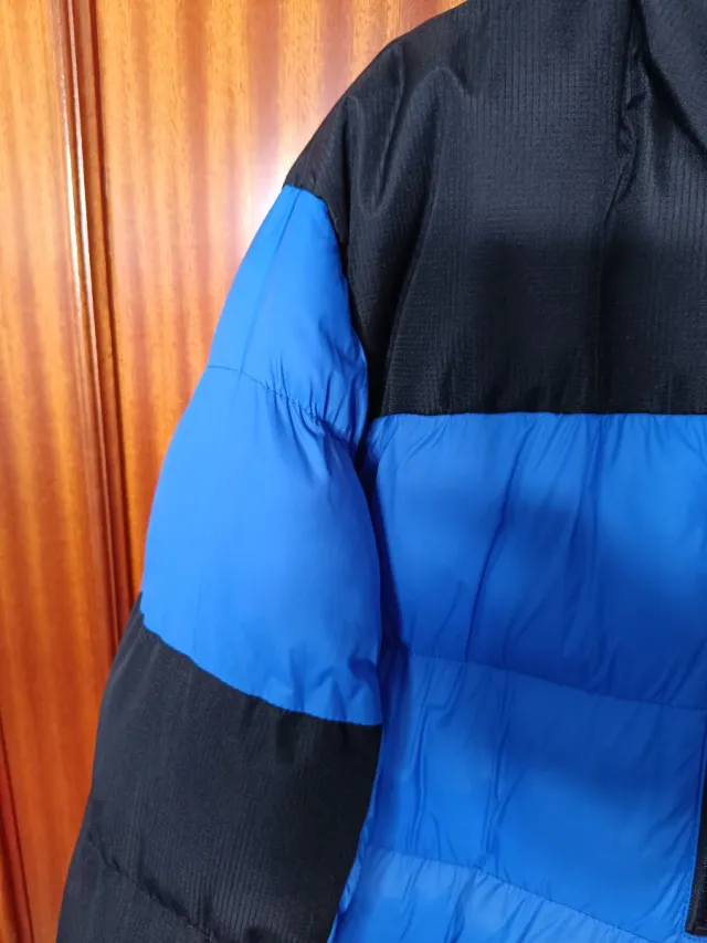 Chaqueta acolchada azul y negra