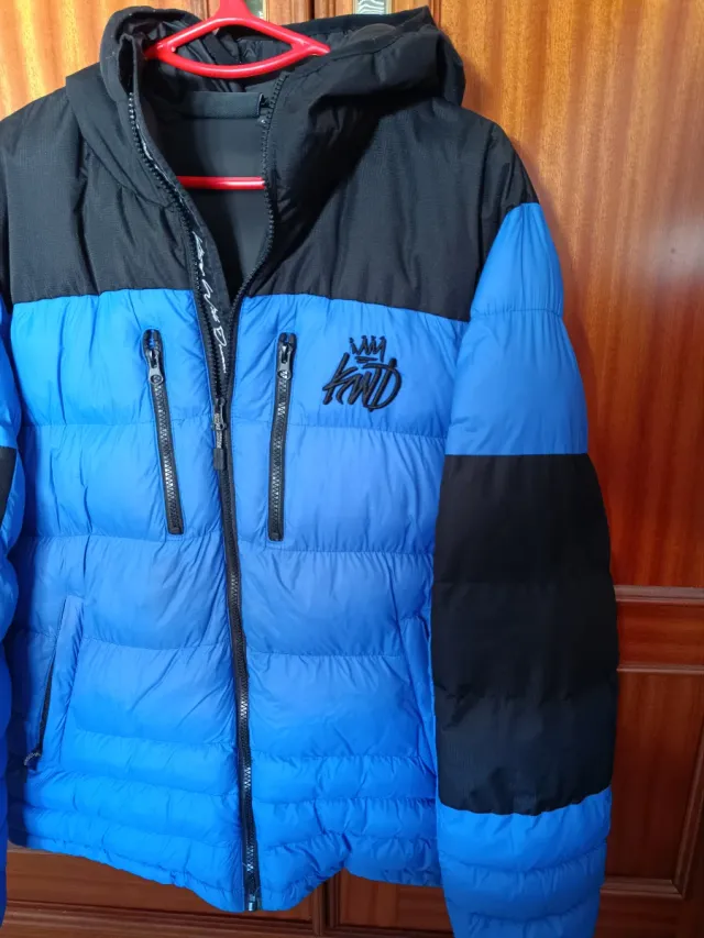 Chaqueta acolchada azul y negra