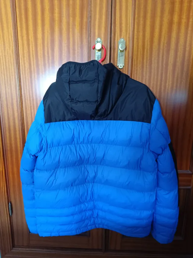 Chaqueta acolchada azul y negra