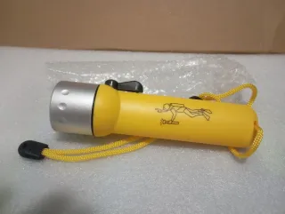 Linterna submarina amarilla