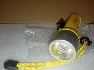 Linterna submarina amarilla