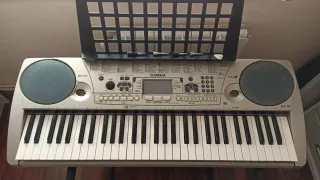 Piano Yamaha EZ-30 con atril