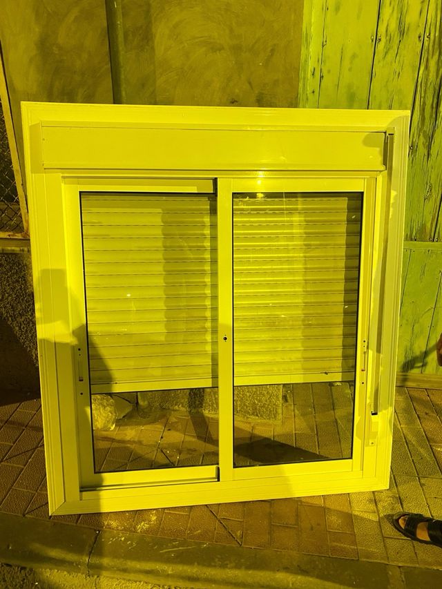 Ventana corredera blanca