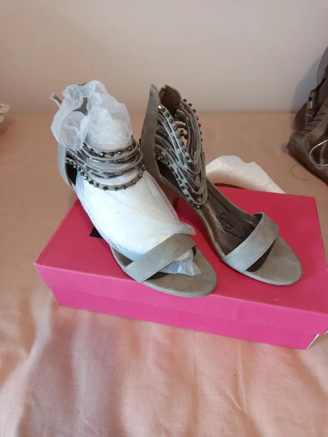 Sandalias de tacón beige y plateadas