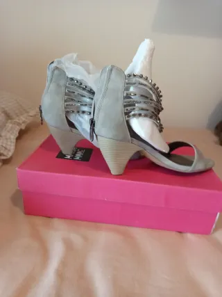 Sandalias de tacón beige y plateadas