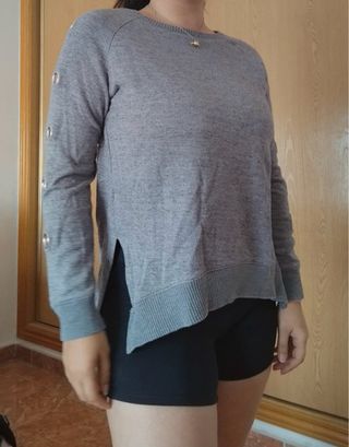 Jersey Bershka gris con tachuelas