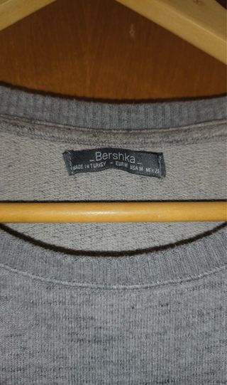 Jersey Bershka gris con tachuelas
