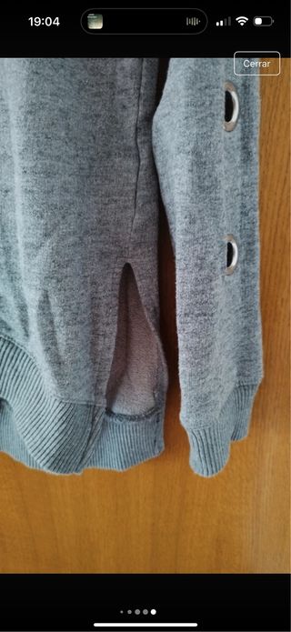 Jersey Bershka gris con tachuelas