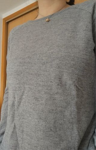 Jersey Bershka gris con tachuelas