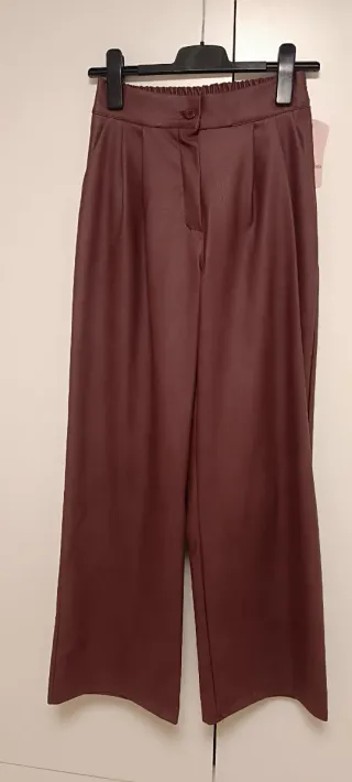 Pantalón polipiel burdeos ancho