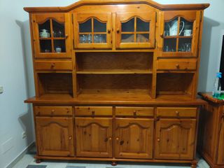 Mueble de salón con vitrinas y cajones