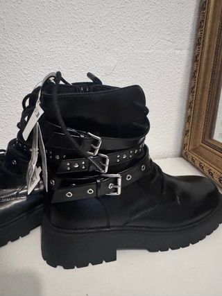 Botín Zara Negro con Hebillas y Tachuelas