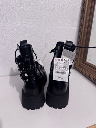 Botín Zara Negro con Hebillas y Tachuelas