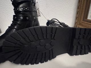 Botín Zara Negro con Hebillas y Tachuelas
