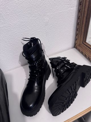 Botín Zara Negro con Hebillas y Tachuelas