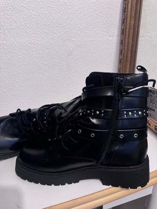 Botín Zara Negro con Hebillas y Tachuelas