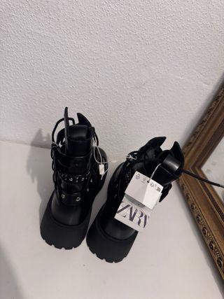 Botín Zara Negro con Hebillas y Tachuelas