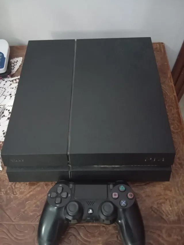 PS4 (PlayStation 4) Negra + 3 mandos y 5 juegos