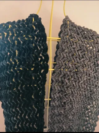 N. 2 sciarpe traforate con trama ondulata