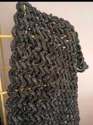 N. 2 sciarpe traforate con trama ondulata