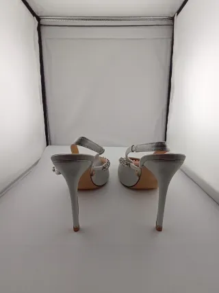 Tacones plateados con pedrería