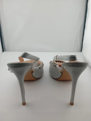 Tacones plateados con pedrería