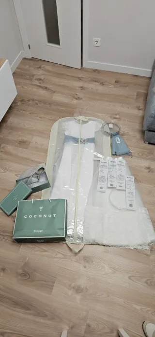 Vestido de comunión blanco y verde azulado