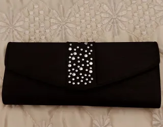 Cartera de mano negra con pedrería