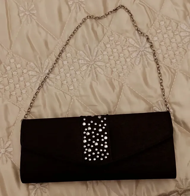 Cartera de mano negra con pedrería