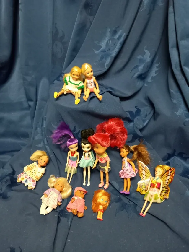 Lote 11 muñecas Barbie y otras marcas