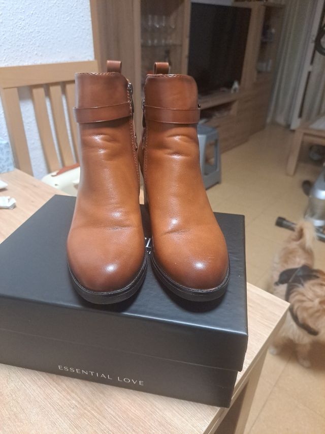 Botines de vestir marrones marca Carmela.