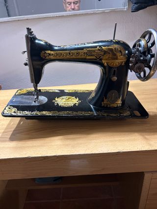 Máquina de coser Singer antigua decorada
