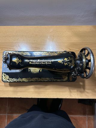 Máquina de coser Singer antigua decorada