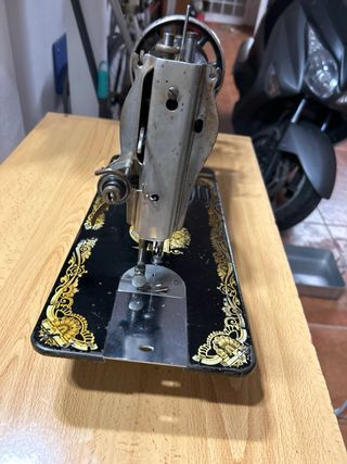 Máquina de coser Singer antigua decorada
