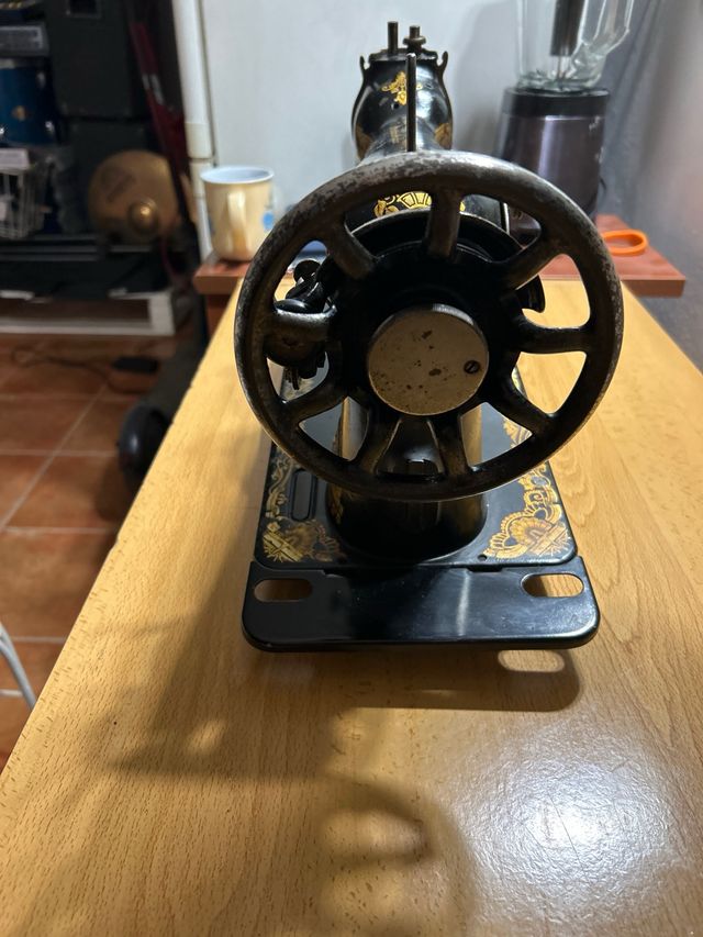 Máquina de coser Singer antigua decorada
