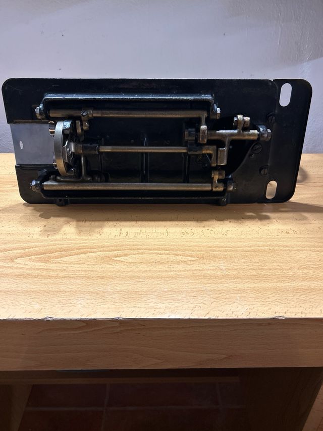Máquina de coser Singer antigua decorada