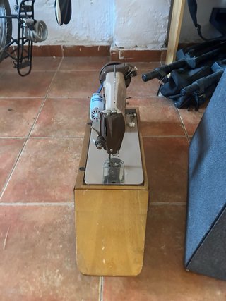 Dos máquinas de coser