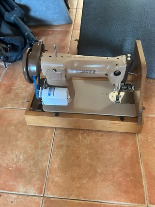 Dos máquinas de coser