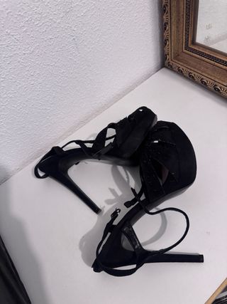 Sandalias de tacón Stradivarius negras