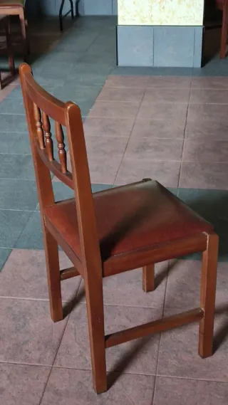 Sillas de madera con asiento de cuero.