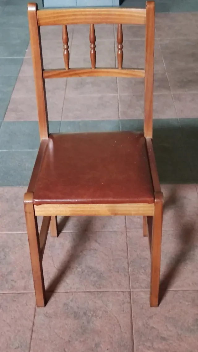 Sillas de madera con asiento de cuero.
