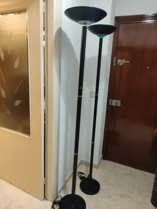 Lámpara de pie negra y dorada