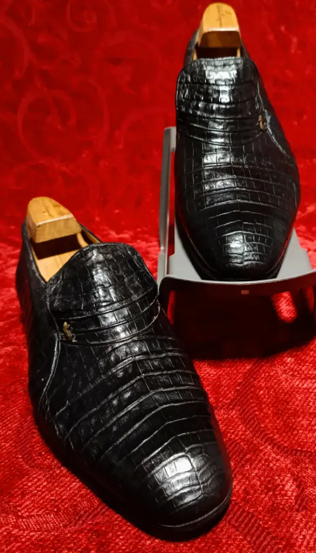 Scarpe A. Testoni in pelle di coccodrillo nero