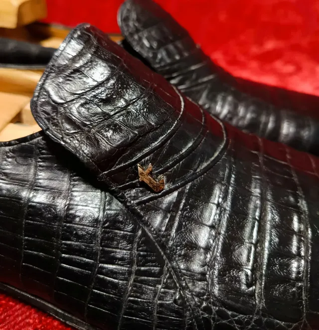 Scarpe A. Testoni in pelle di coccodrillo nero