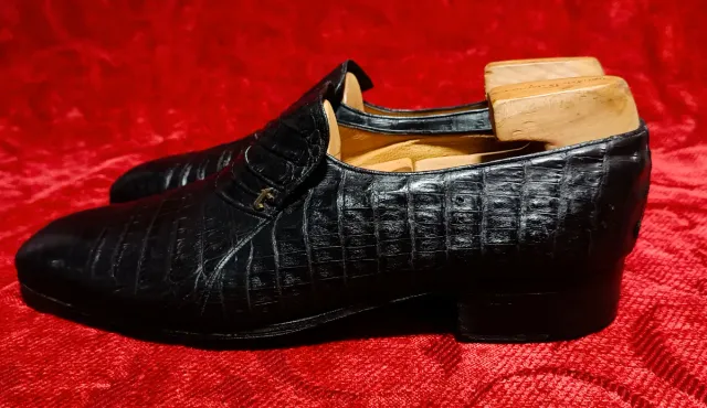 Scarpe A. Testoni in pelle di coccodrillo nero