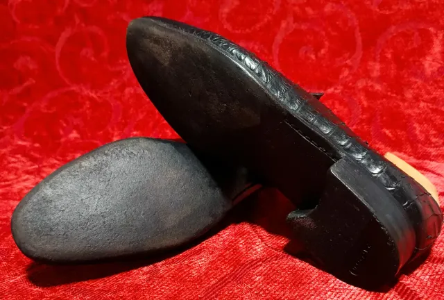 Scarpe A. Testoni in pelle di coccodrillo nero