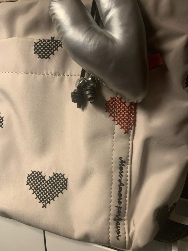 Bolso Parfois Beige con Corazones Negros y Rojo